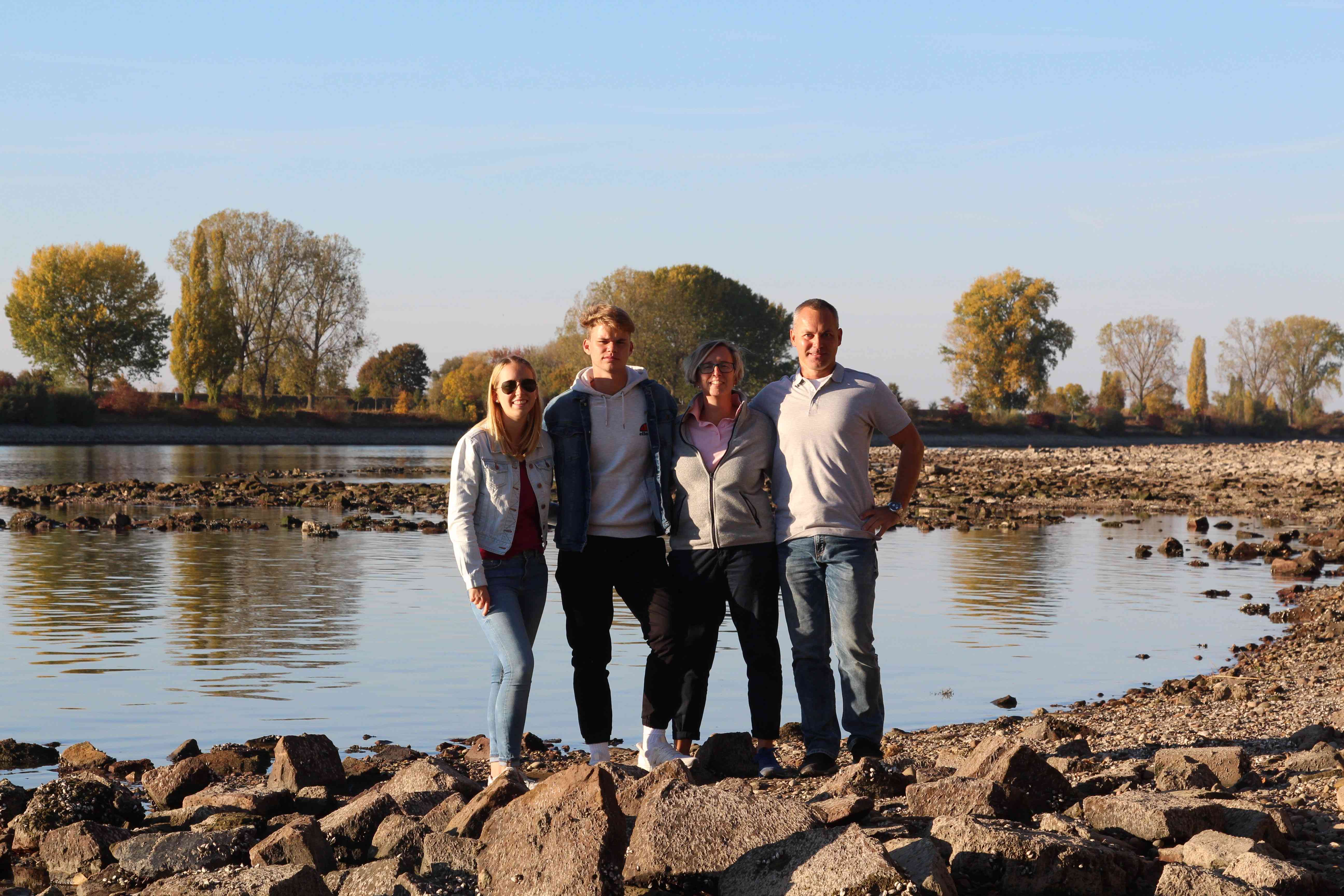 Family am Rhein bei Niedrigwasser